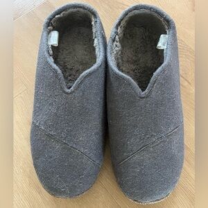 Mens Slippers - Tom’s size 11 - like new